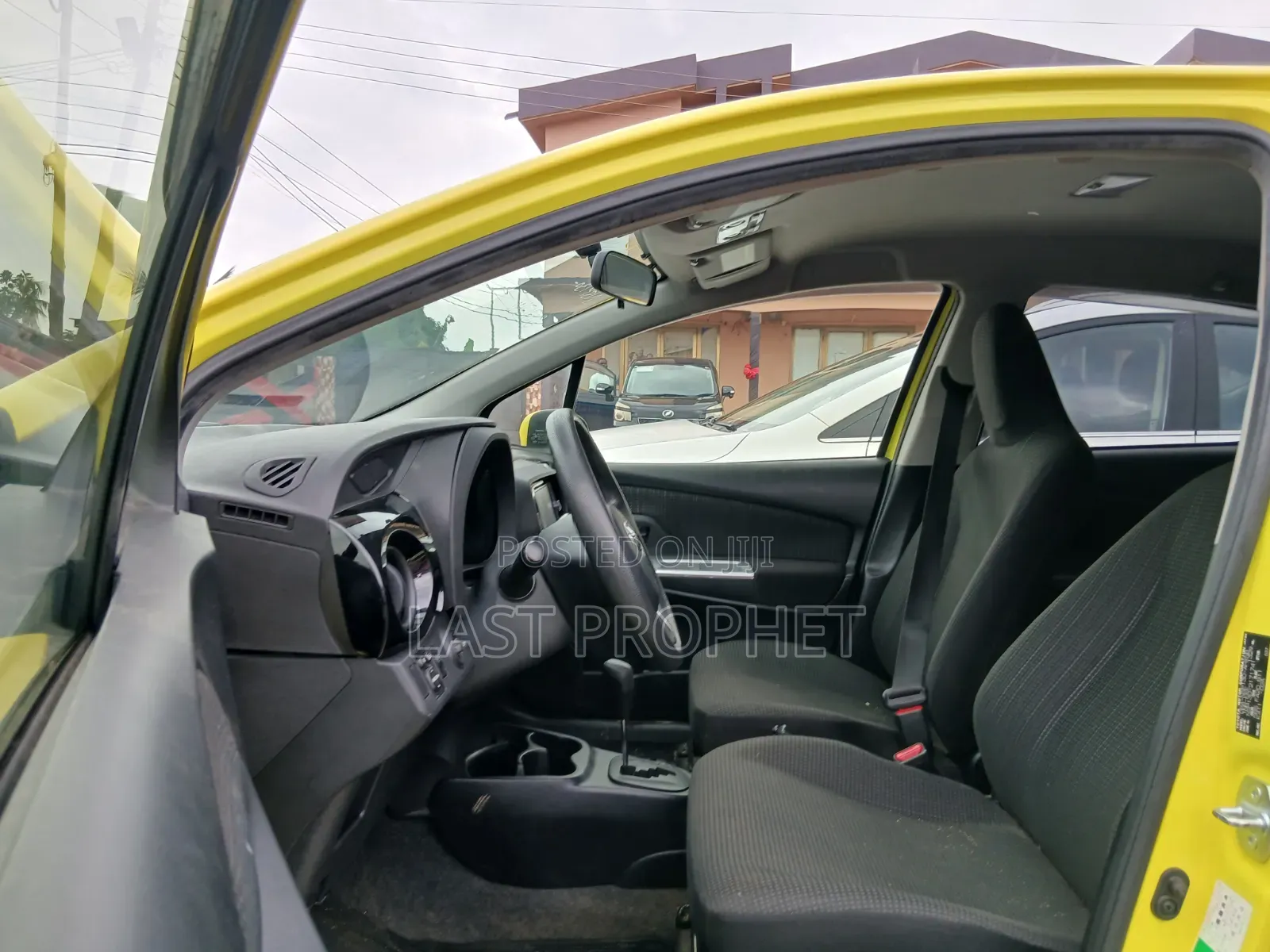 Toyota Vitz 1.3 FWD 5dr 2014 Yellow