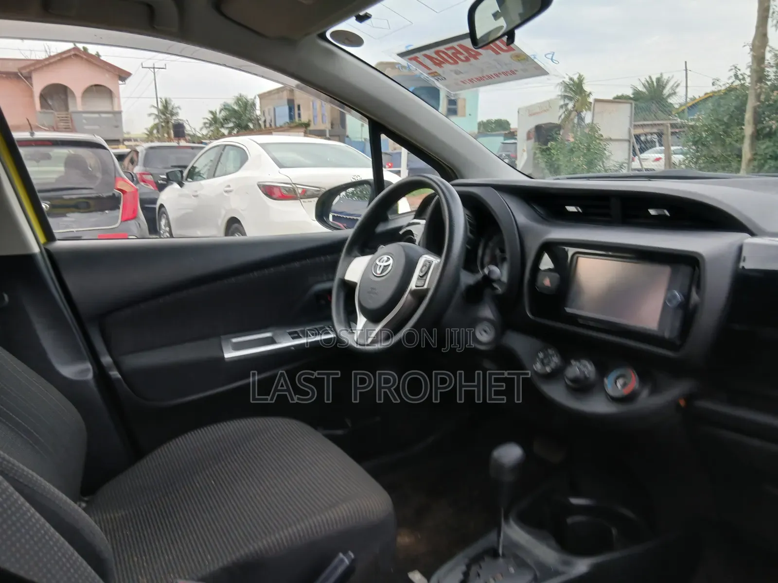 Toyota Vitz 1.3 FWD 5dr 2014 Yellow