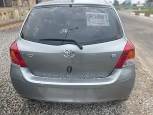 Toyota Yaris Base Hatchback 5dr 2010 Gray