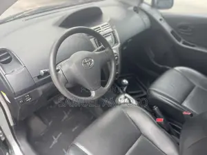 Toyota Yaris Base Hatchback 5dr 2010 Gray