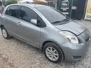 Toyota Yaris Base Hatchback 5dr 2010 Gray