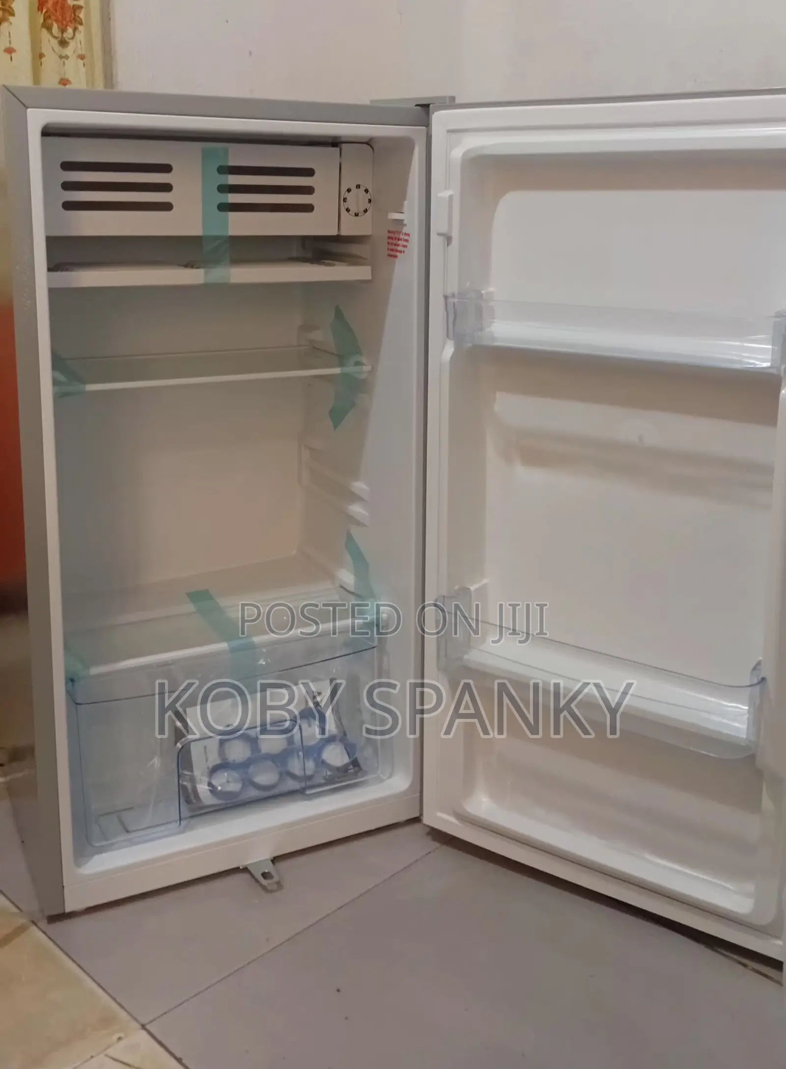 Akai Single Door Fridge (Table Top) 90l