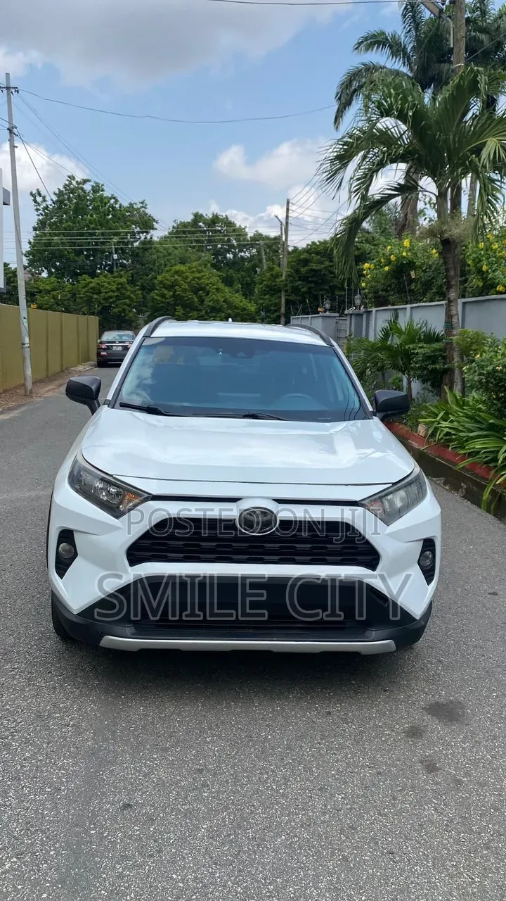 Toyota RAV4 LE AWD 2019 White