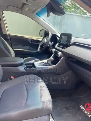 Toyota RAV4 LE AWD 2019 White