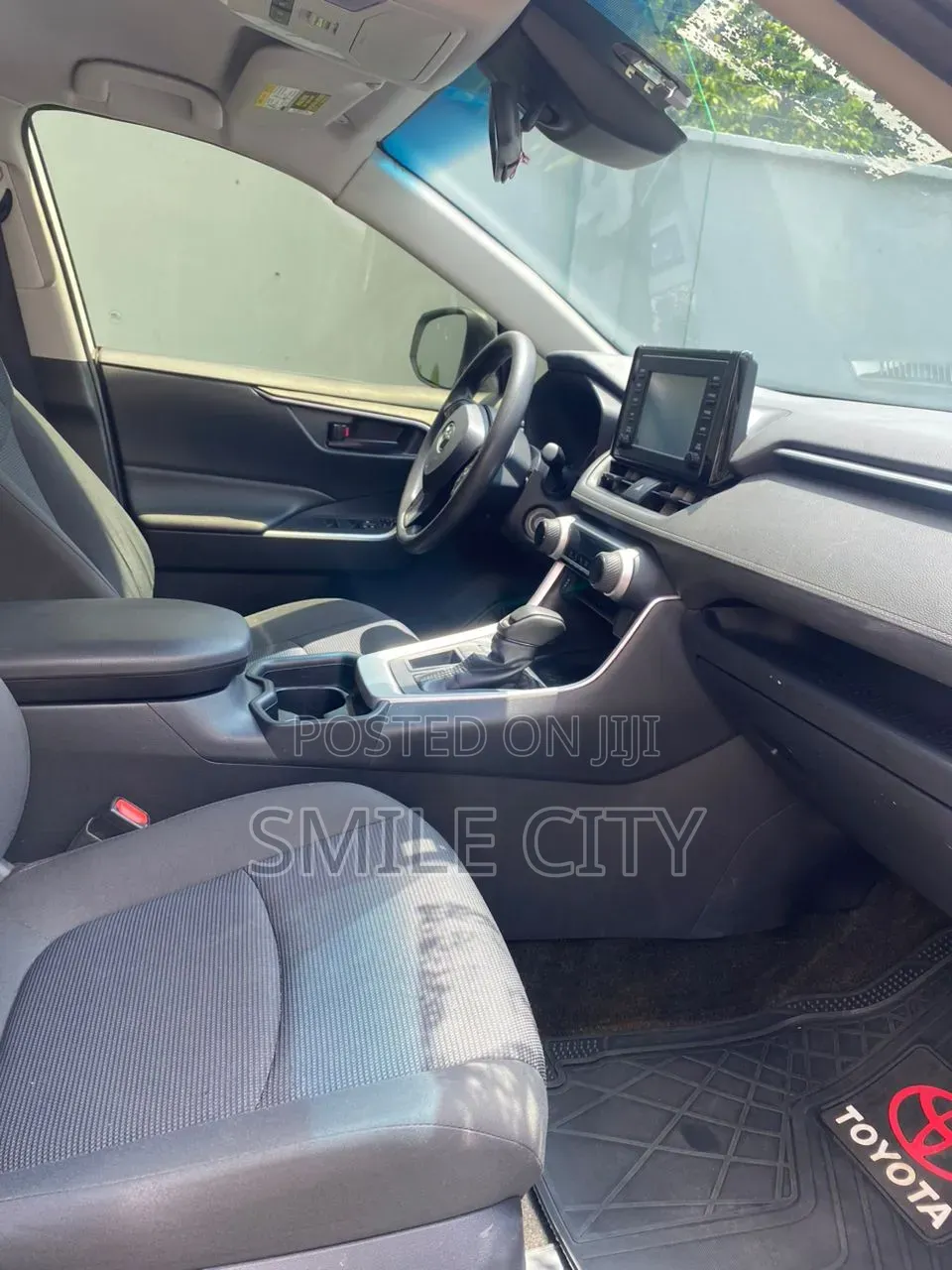 Toyota RAV4 LE AWD 2019 White