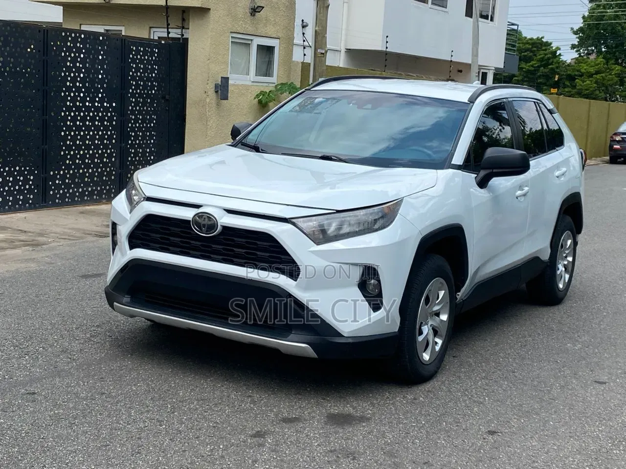 Toyota RAV4 LE AWD 2019 White