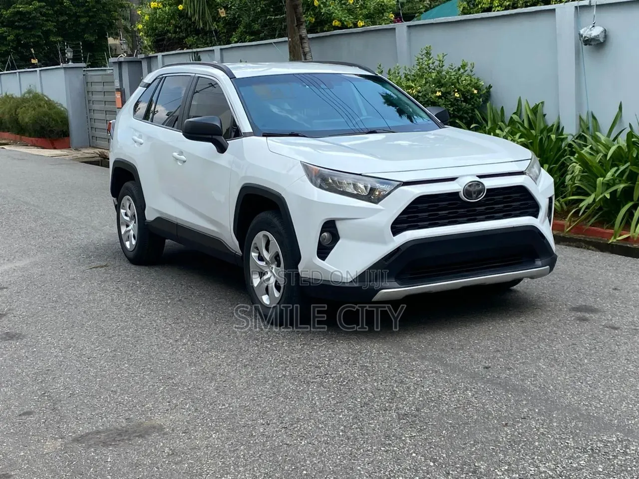 Toyota RAV4 LE AWD 2019 White