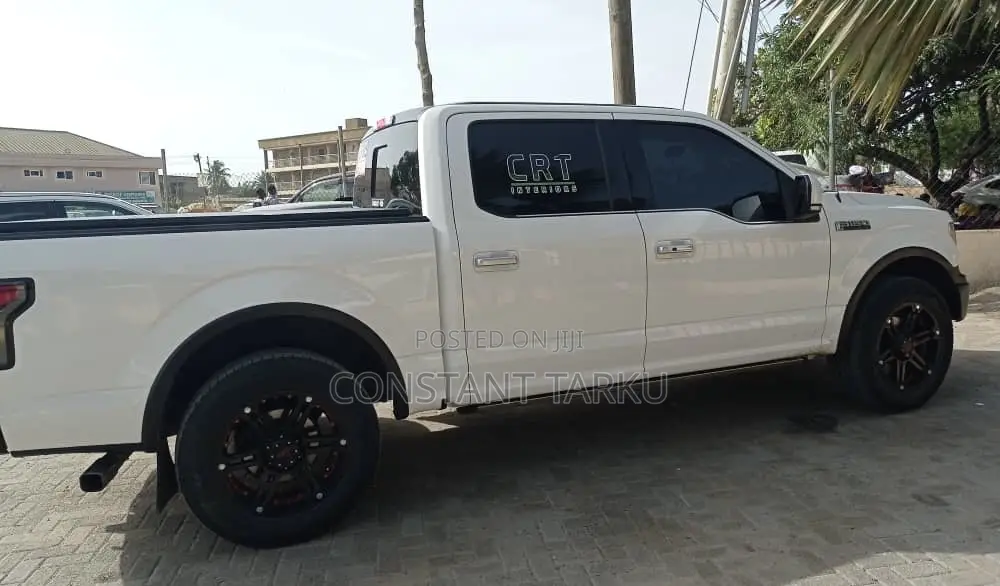 Ford F-150 Platinum 4x2 SuperCrew Cab Styleside 5.5 ft. box 145 in. WB