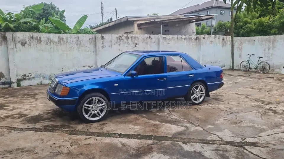 Mercedes-Benz 200E 1991 Blue