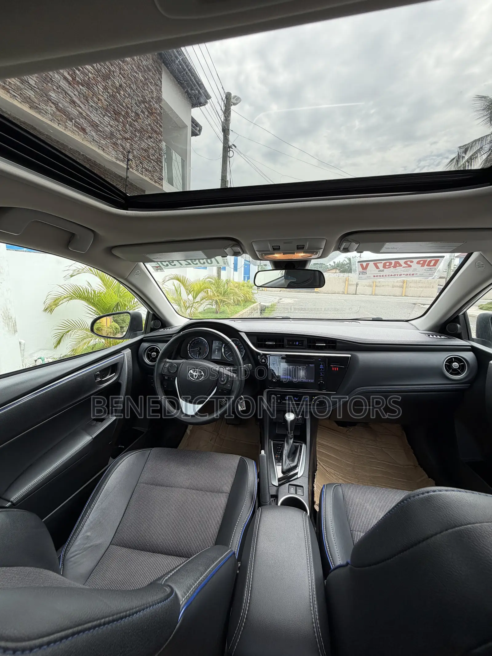 Toyota Corolla SE (1.8L 4cyl 2A) 2018 White