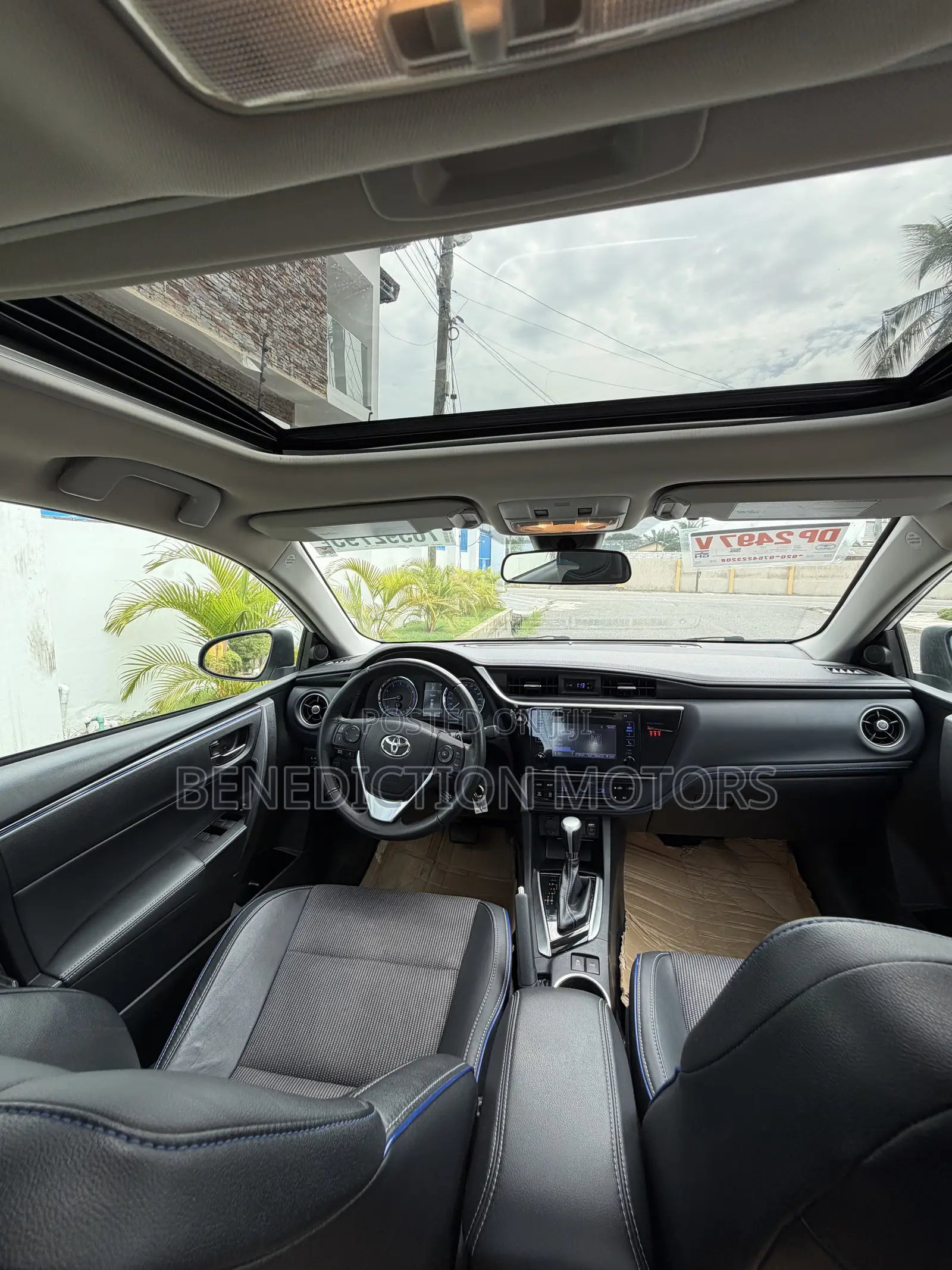Toyota Corolla SE (1.8L 4cyl 2A) 2018 White