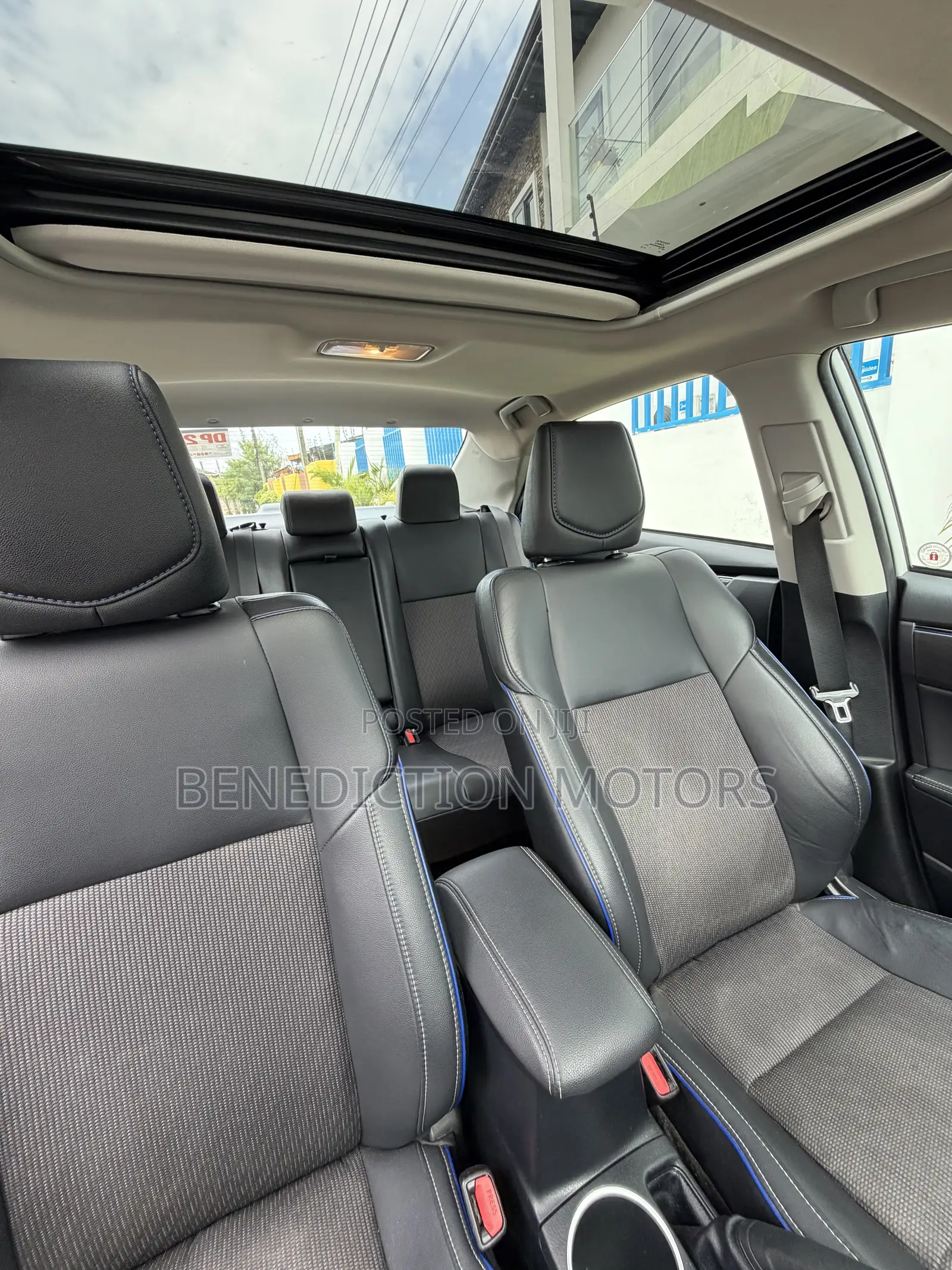 Toyota Corolla SE (1.8L 4cyl 2A) 2018 White