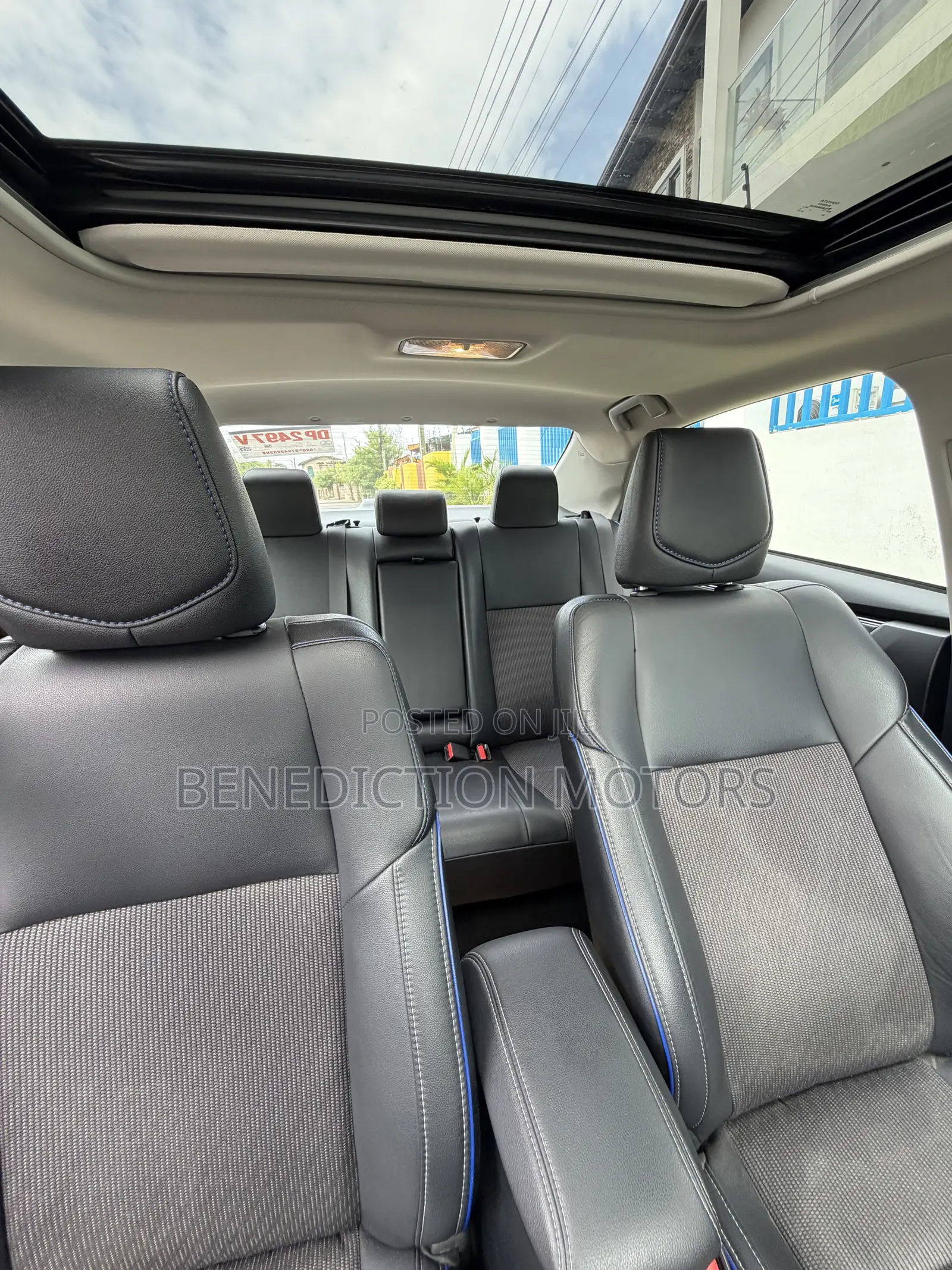 Toyota Corolla SE (1.8L 4cyl 2A) 2018 White