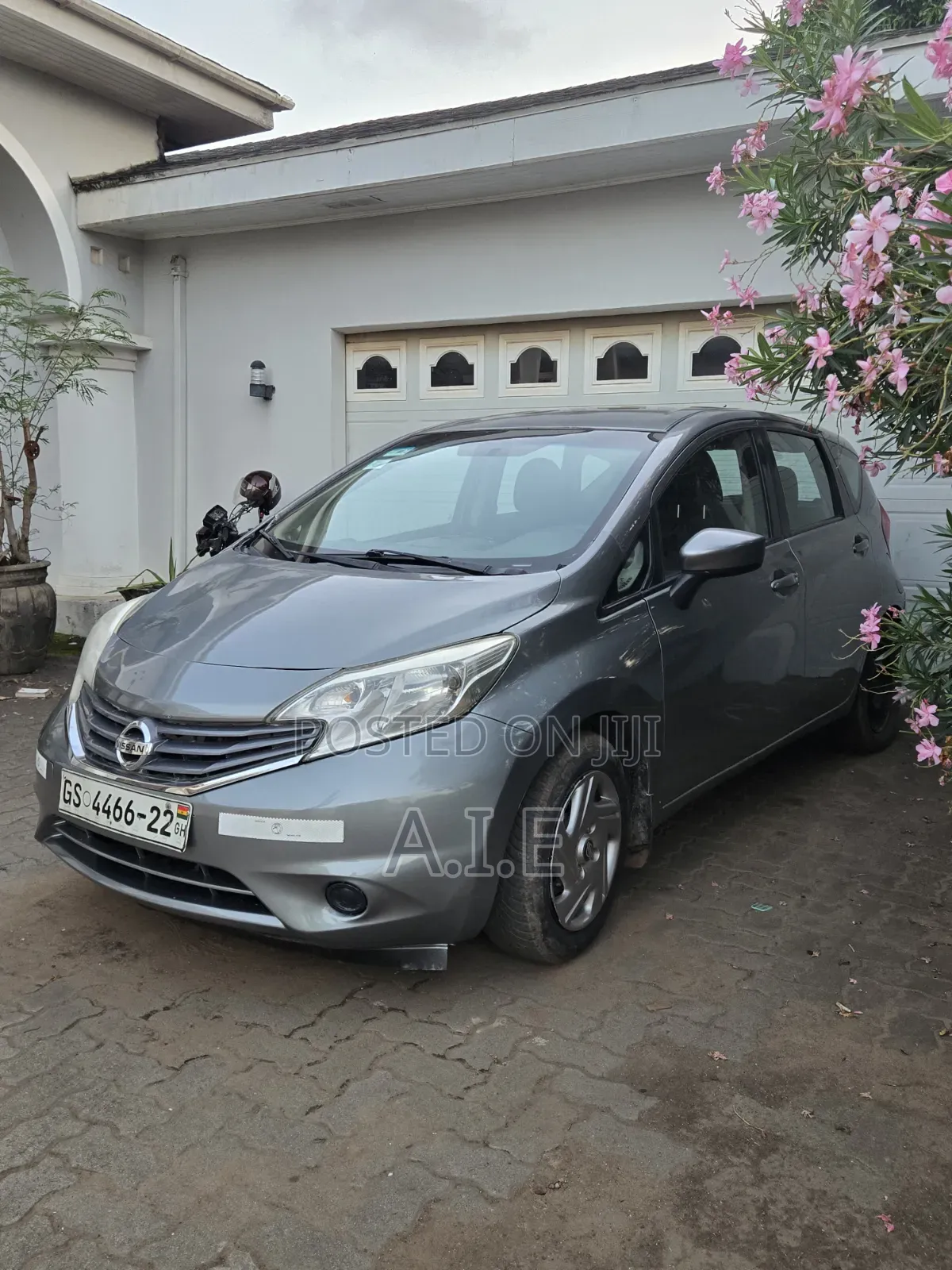 Nissan Versa 1.6 SV 4dr Sedan (1.6L 4cyl CVT) 2015 Gray
