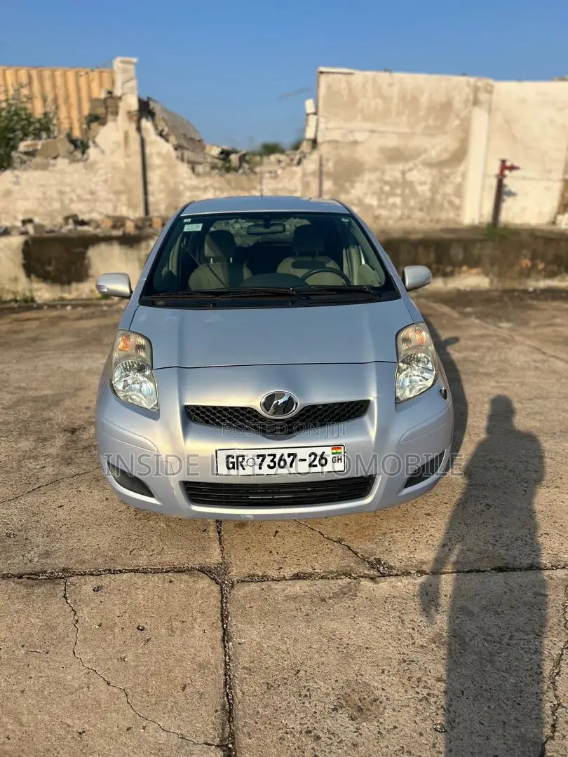 Toyota Vitz 2010 Silver