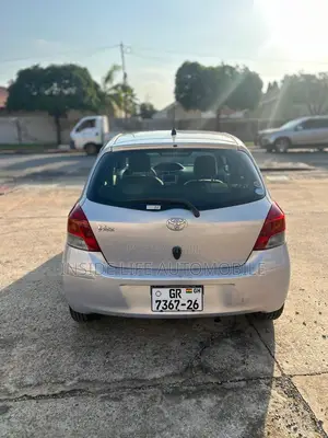 Toyota Vitz 2010 Silver