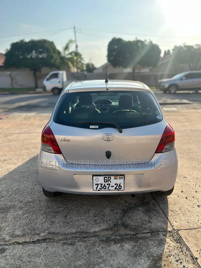 Toyota Vitz 2010 Silver