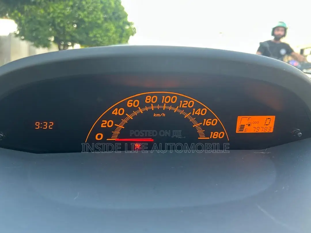 Toyota Vitz 2010 Silver