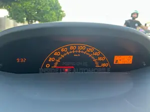 Toyota Vitz 2010 Silver