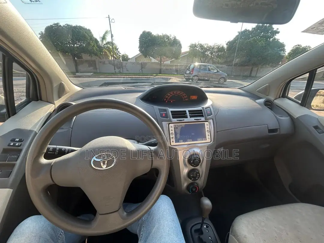 Toyota Vitz 2010 Silver