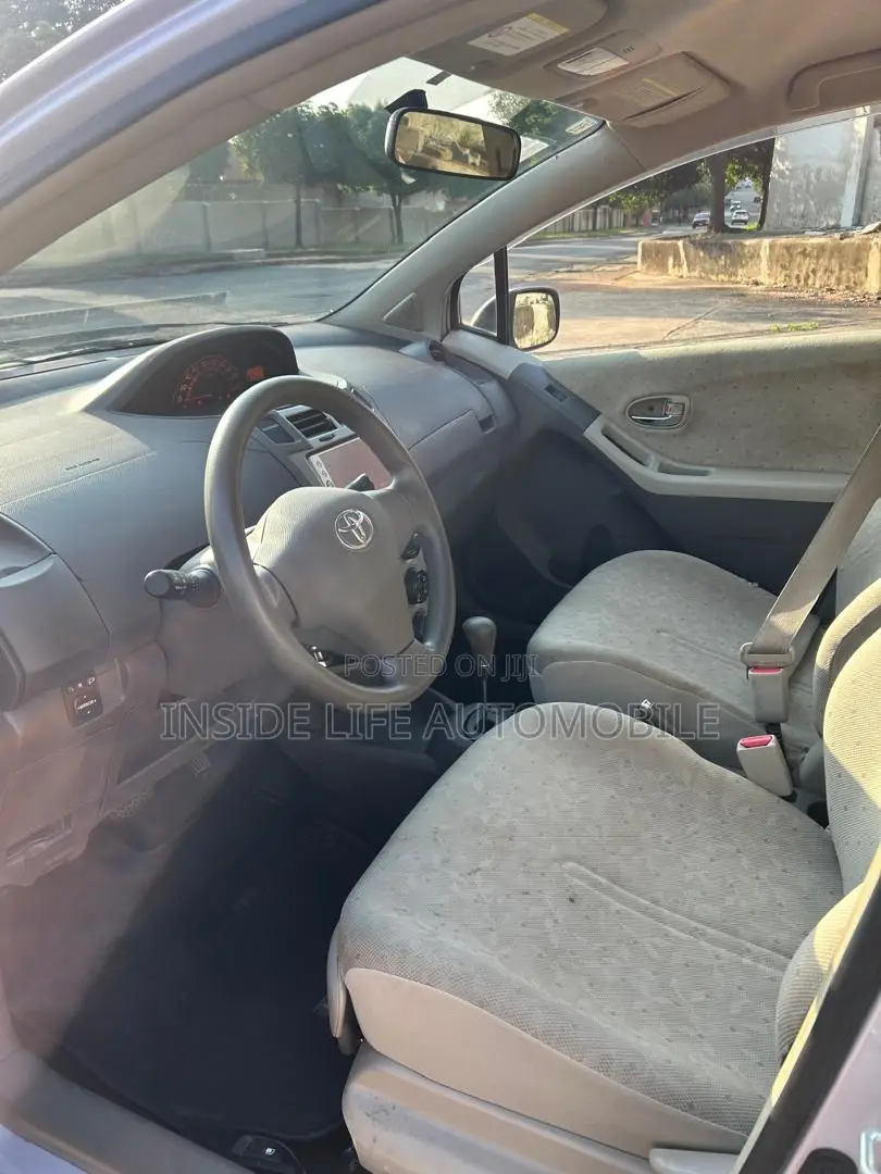 Toyota Vitz 2010 Silver