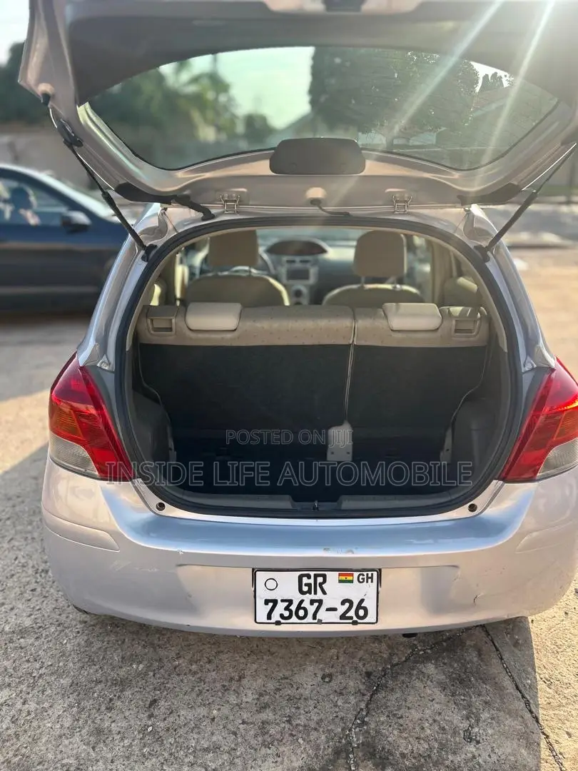 Toyota Vitz 2010 Silver