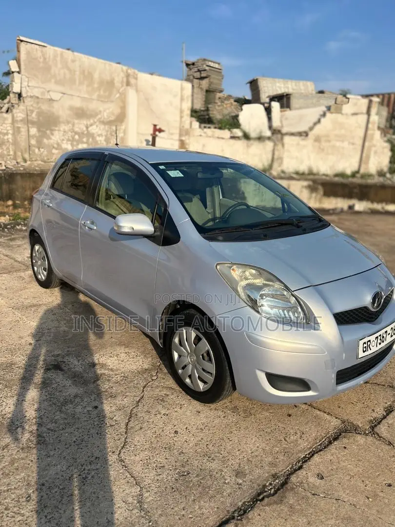 Toyota Vitz 2010 Silver