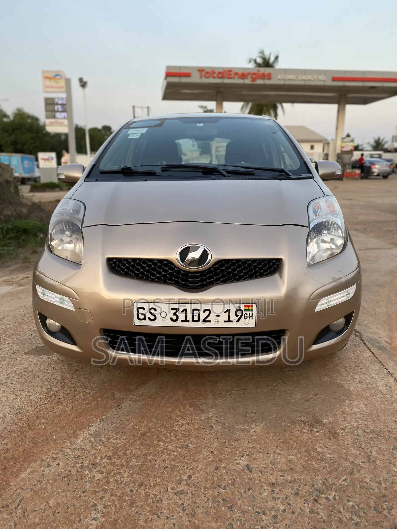 Toyota Vitz 1.0 FWD 3dr 2010 Gold