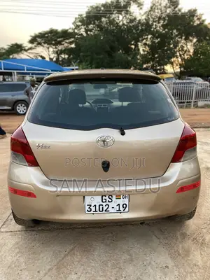 Toyota Vitz 1.0 FWD 3dr 2010 Gold