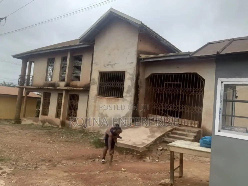 7bdrm House in Ampayoo, Kumasi Metropolitan for sale