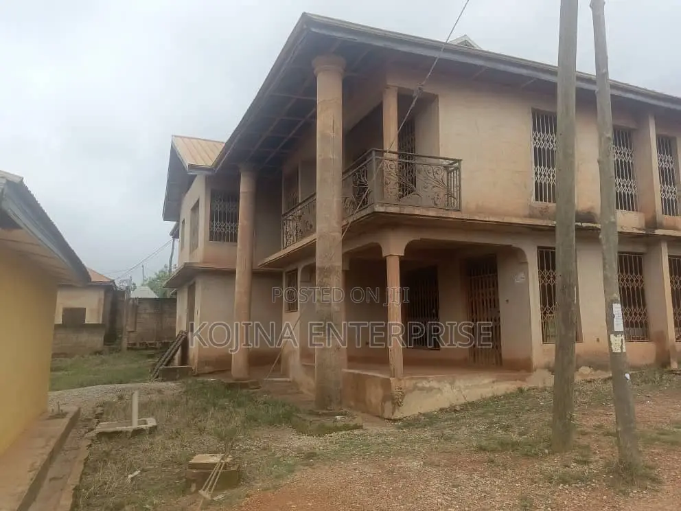 7bdrm House in Ampayoo, Kumasi Metropolitan for sale