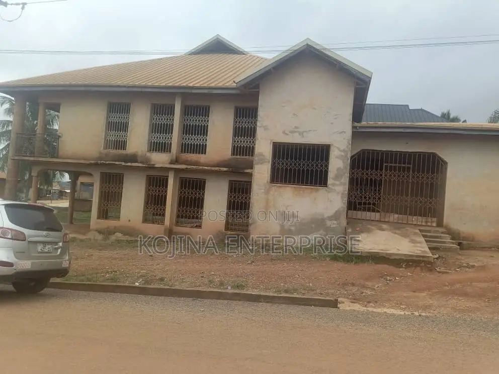 7bdrm House in Ampayoo, Kumasi Metropolitan for sale
