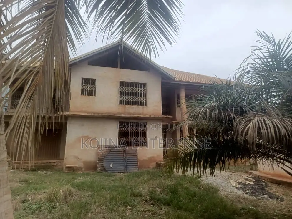 7bdrm House in Ampayoo, Kumasi Metropolitan for sale
