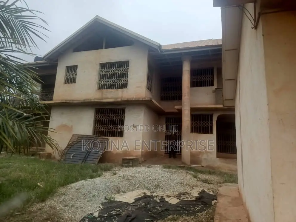 7bdrm House in Ampayoo, Kumasi Metropolitan for sale
