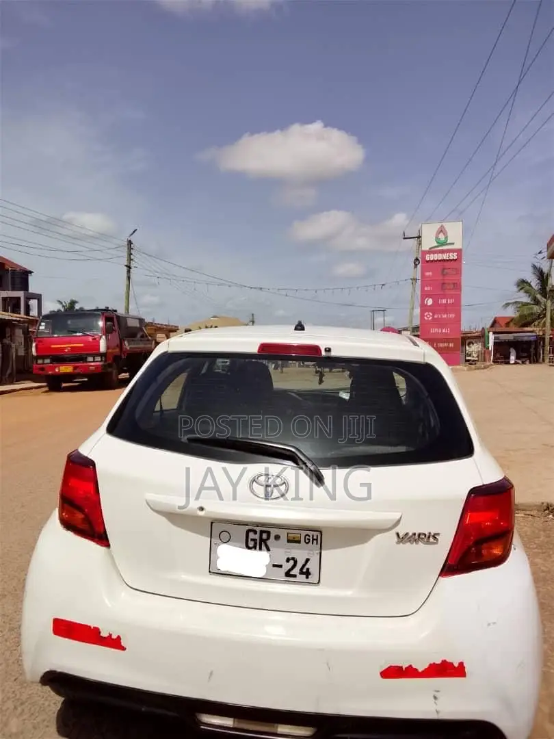 Toyota Yaris L Hatchback 3dr 2015 White