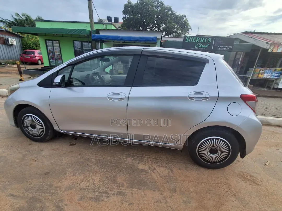 Toyota Vitz 1.3 FWD 5dr 2013 Silver