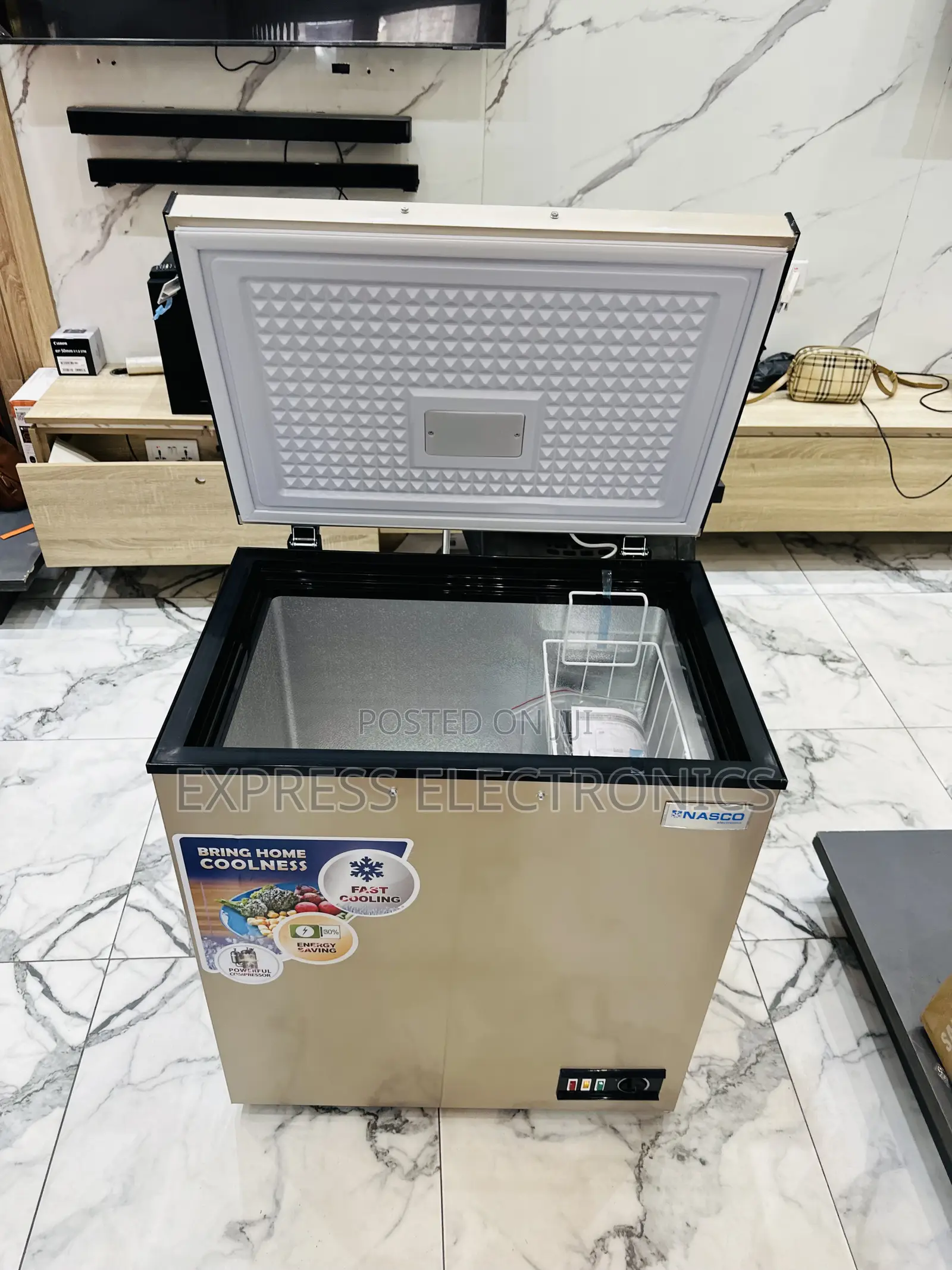 Long Lasting Effects Chest Freezer 150l Gold