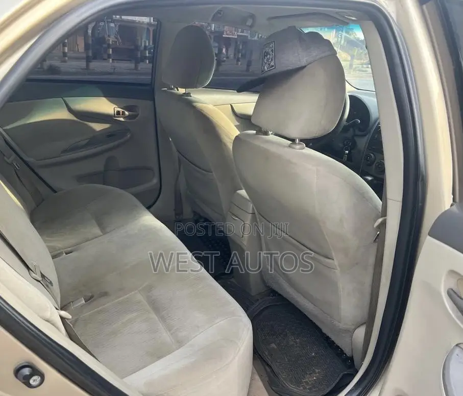Toyota Corolla LE 4dr Sedan (1.8L 4cyl 4A) 2010 Beige