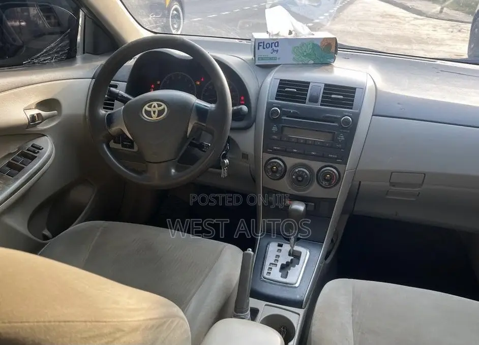 Toyota Corolla LE 4dr Sedan (1.8L 4cyl 4A) 2010 Beige
