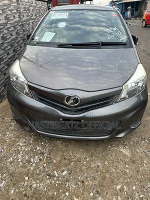 Toyota Vitz 1.3 FWD 5dr 2013 Gray