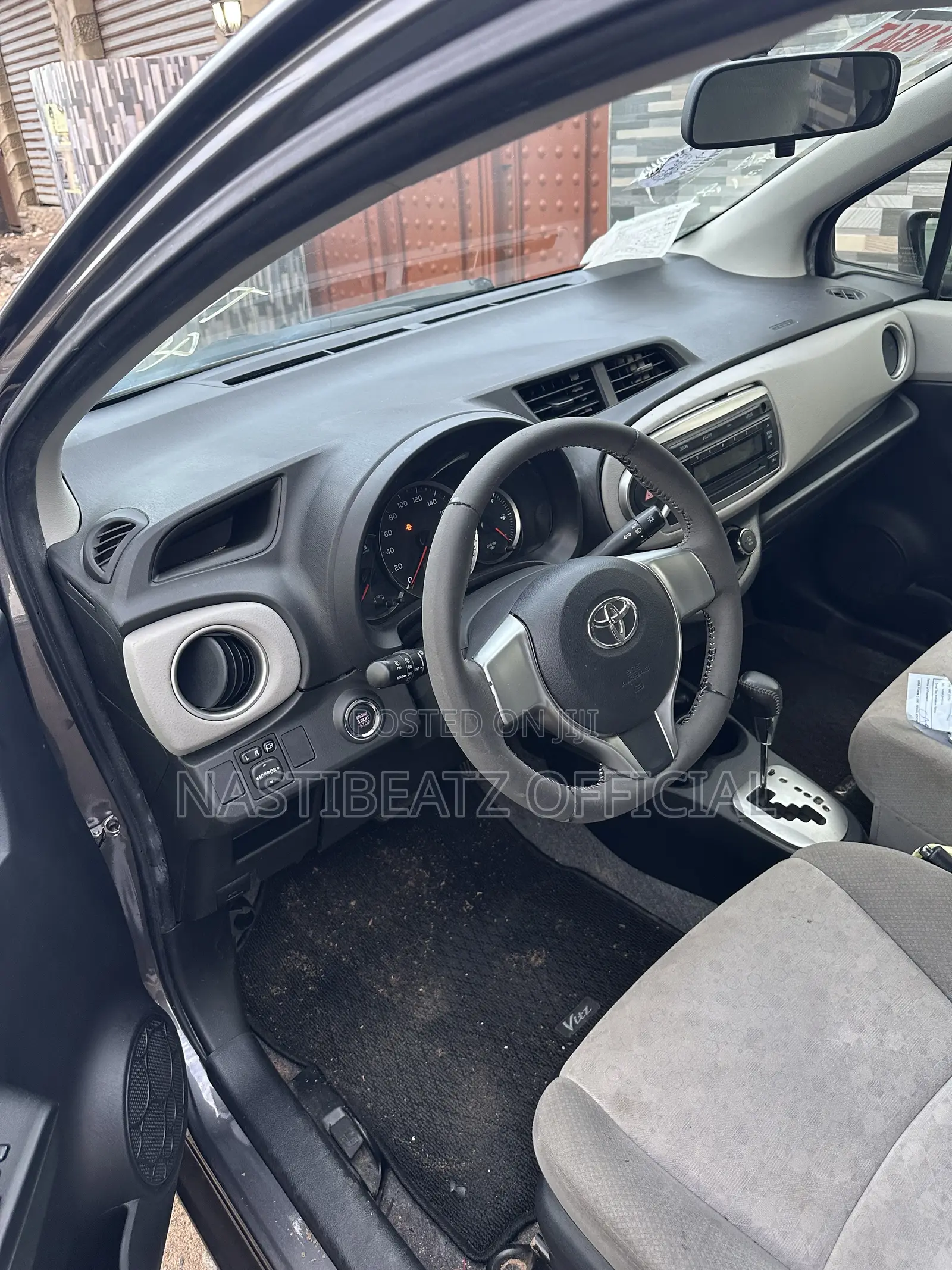 Toyota Vitz 1.3 FWD 5dr 2013 Gray