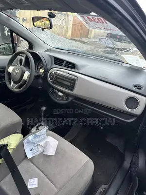 Toyota Vitz 1.3 FWD 5dr 2013 Gray
