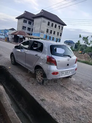 Toyota Vitz 2010 Silver