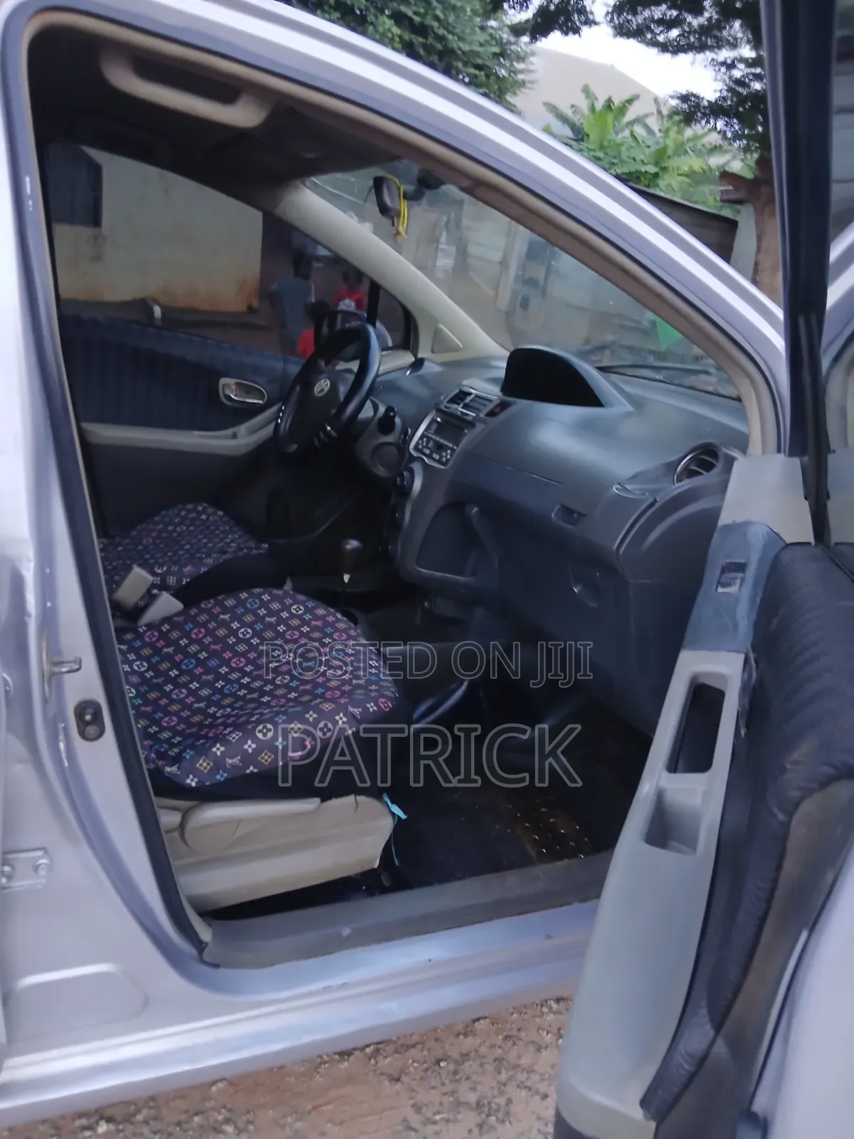 Toyota Vitz 2010 Silver