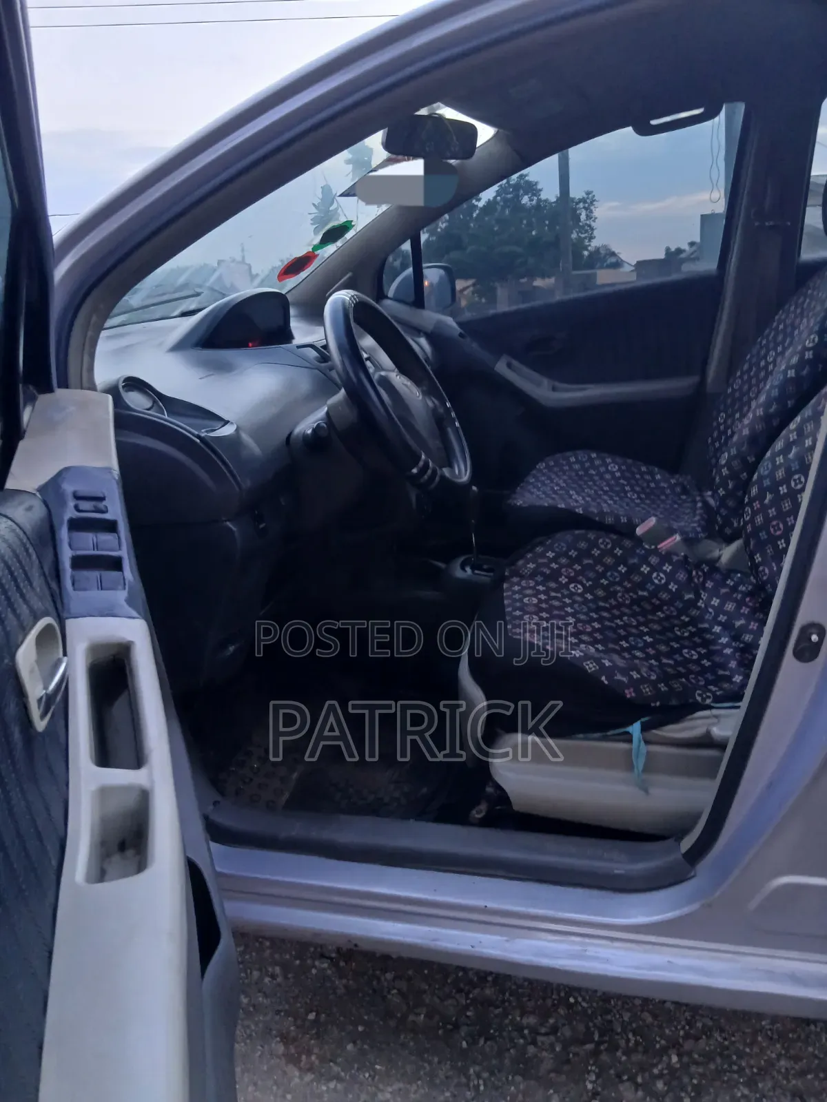Toyota Vitz 2010 Silver