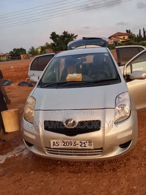 Toyota Vitz 2010 Silver