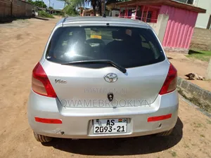 Toyota Vitz 2010 Silver