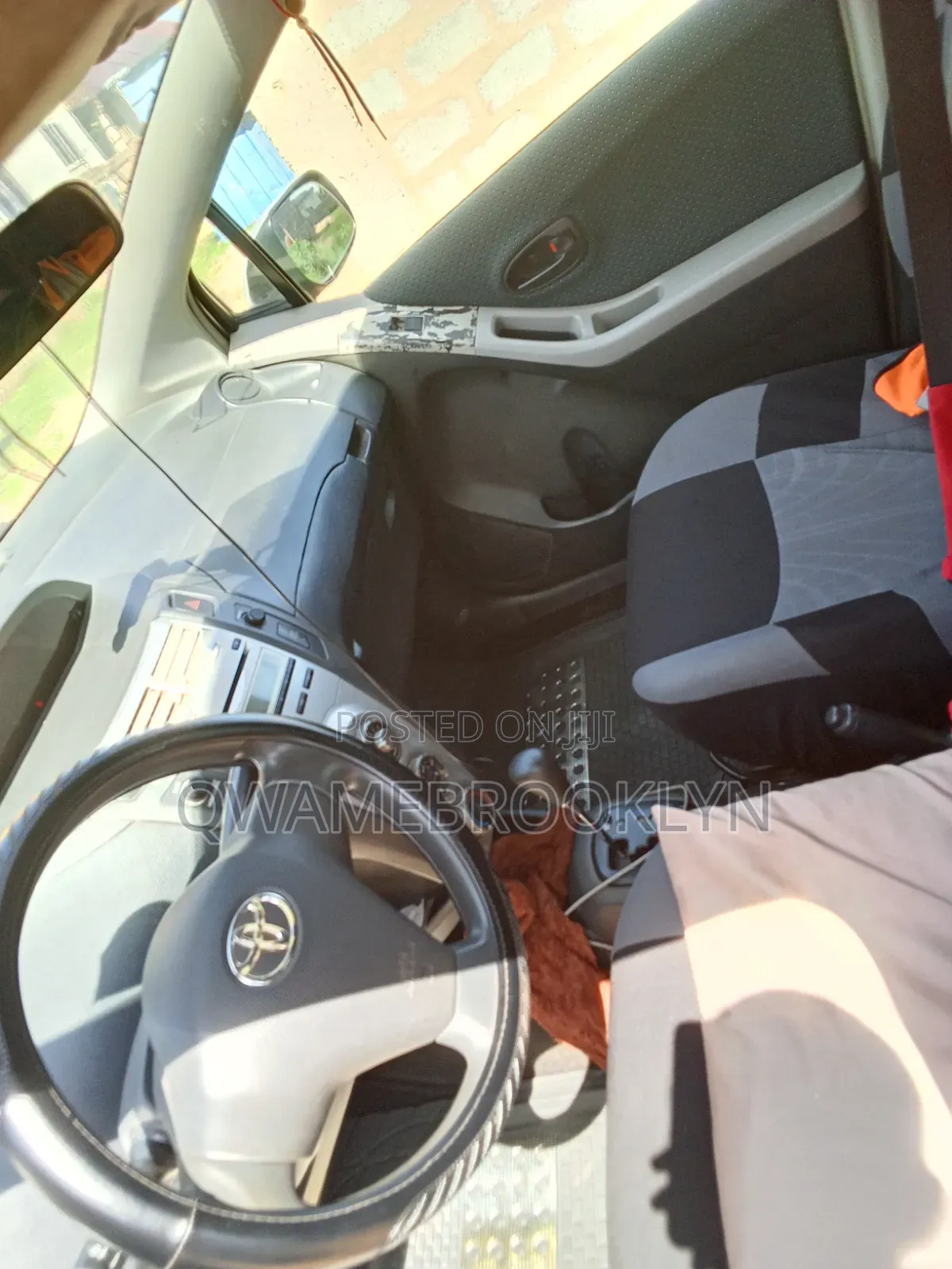 Toyota Vitz 2010 Silver