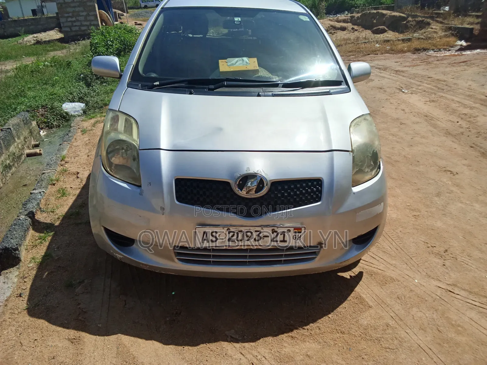 Toyota Vitz 2010 Silver