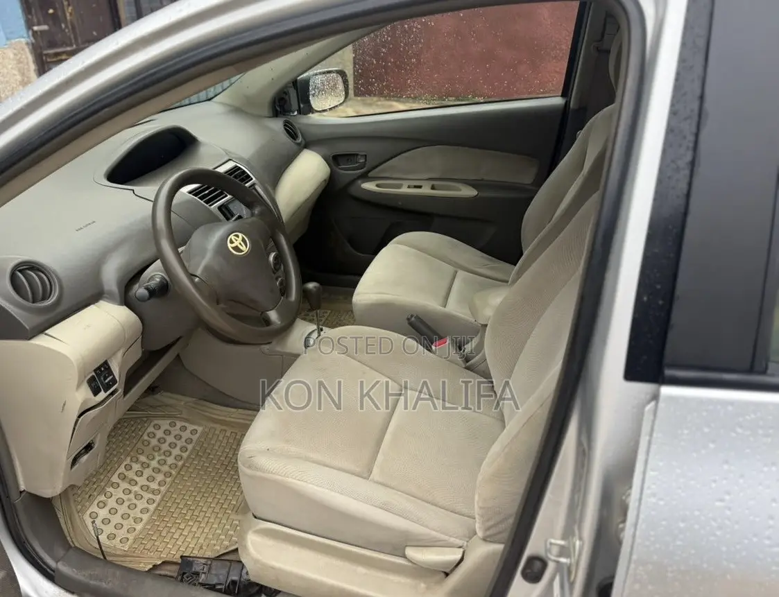 Toyota Belta 2010 Silver